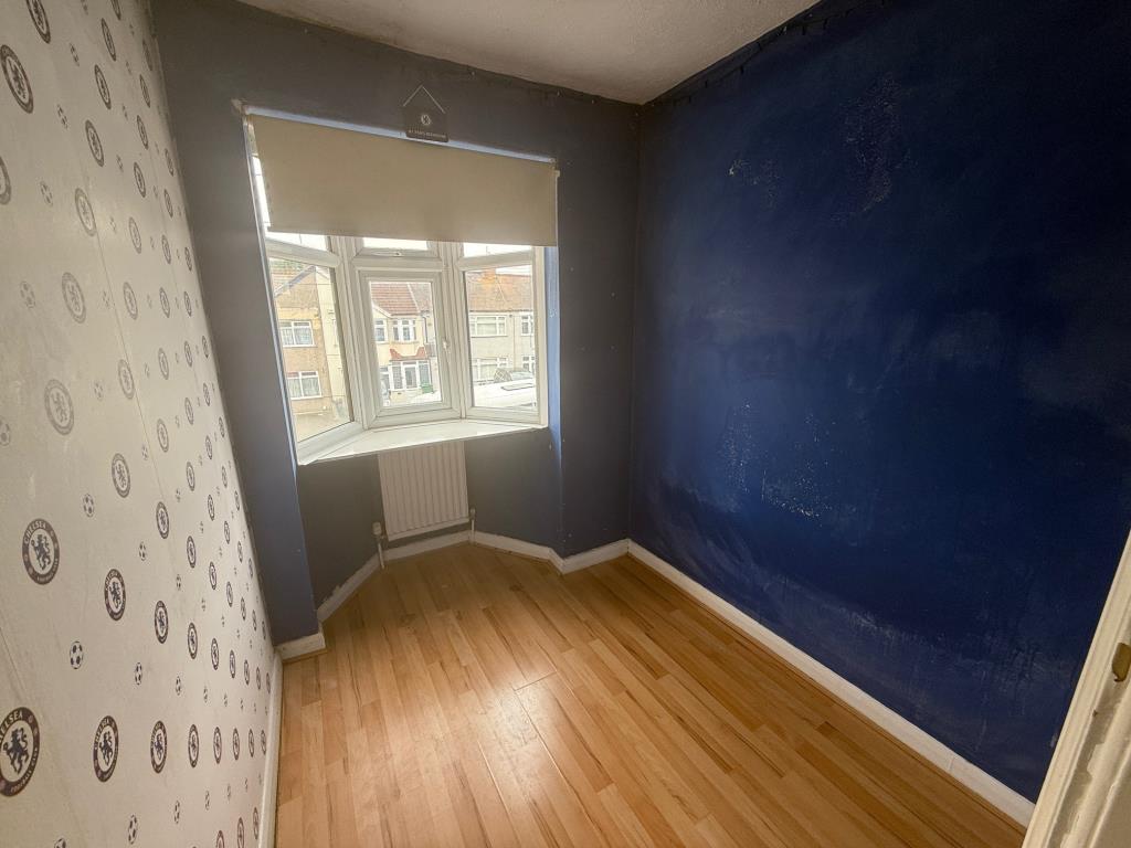 Lot: 166 - MID-TERRACE HOUSE FOR IMPROVEMENT - Small bedroom